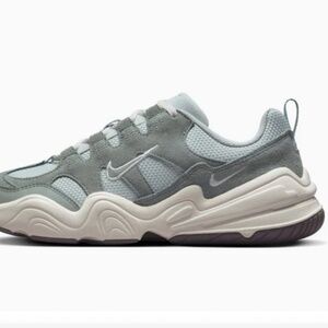 Nike Tech Hera Size 8 in womens